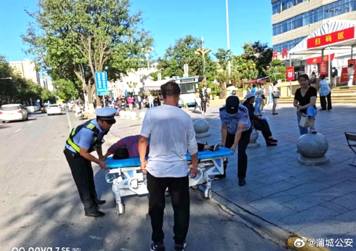 9月2日早8时许，蒲城民警巡逻途中遇老人晕倒及时施救。