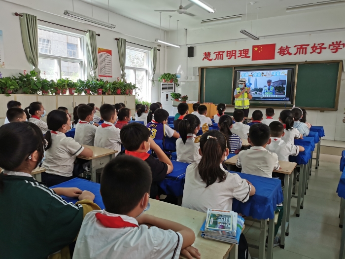 秋季开学第一课 高新交警大队走进校园送安全