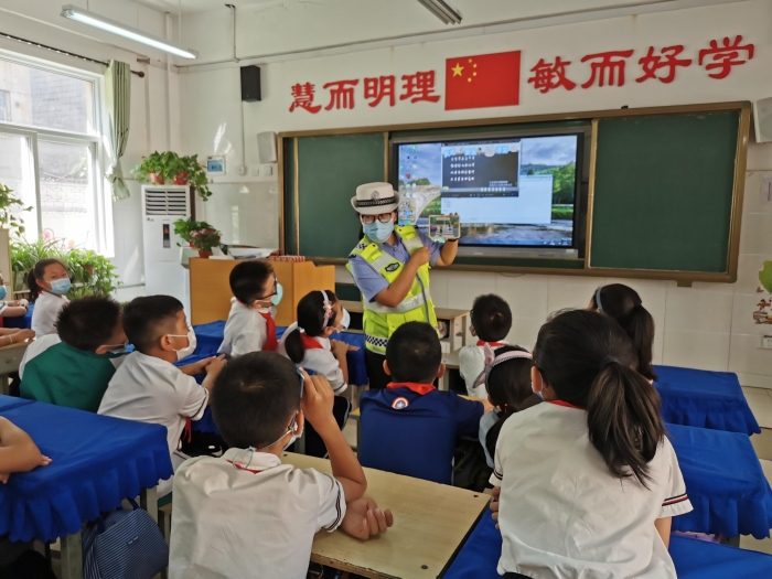 秋季开学第一课 高新交警大队走进校园送安全