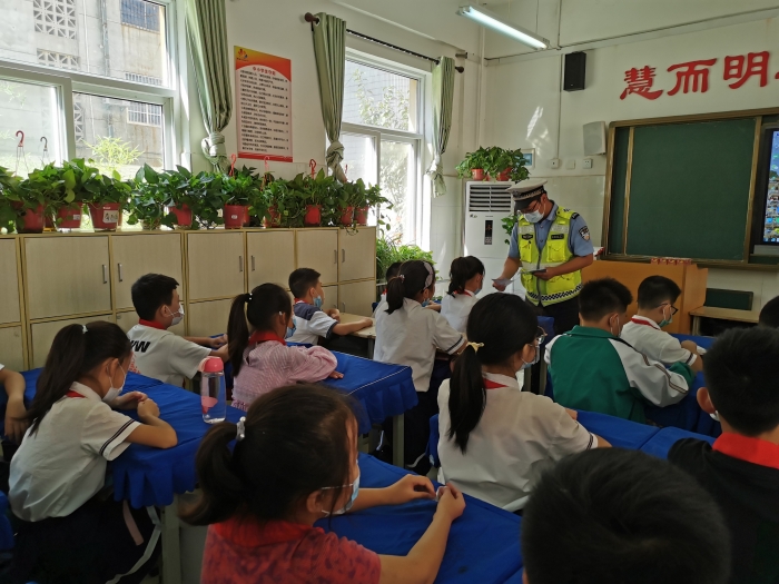 秋季开学第一课 高新交警大队走进校园送安全