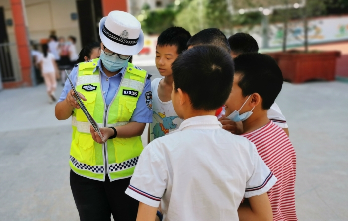 秋季开学第一课 高新交警大队走进校园送安全