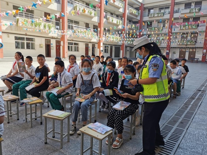 秋季开学第一课 高新交警大队走进校园送安全