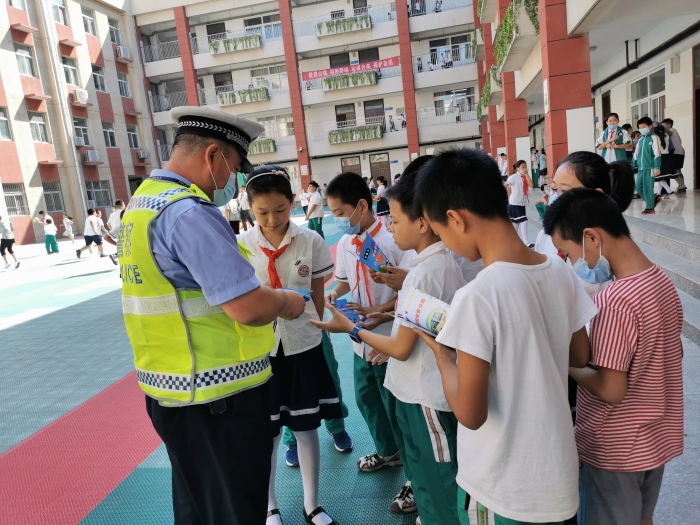 秋季开学第一课 高新交警大队走进校园送安全