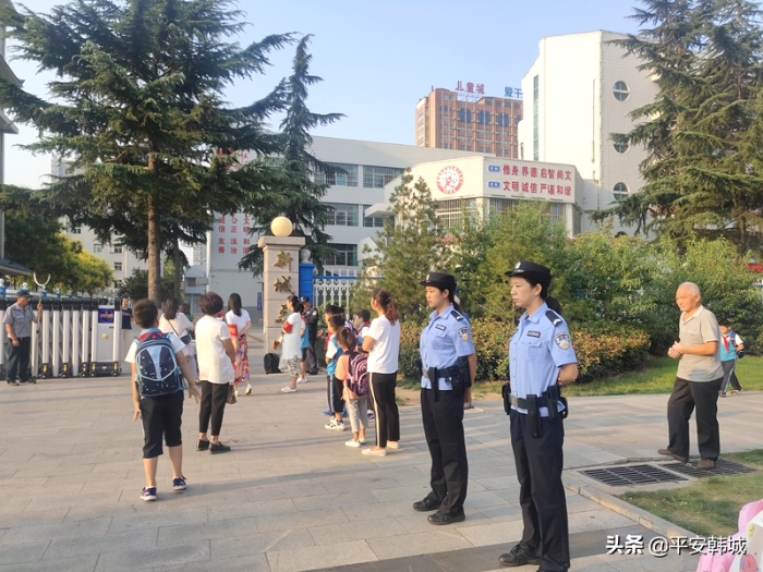 在开学之际，韩城市公安局巡特警大队开启“护学岗”模式，严格落实各项护校安园措施，开启了新学期“平安路”的新征程。