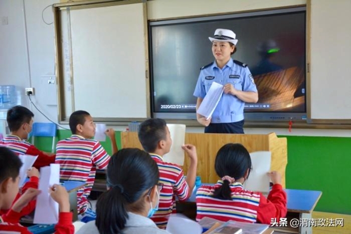 蒲城民警走进辖区实验中学开展以“知危险会避险”为主题的交通安全进校园宣传活动。