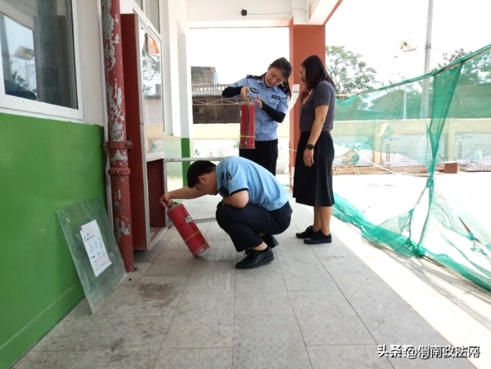 连日来，富平县公安局全警动员以四项举措确保新学期开学期间全县校园安全稳定。