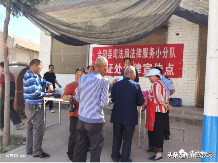 近日，合阳县司法局深入王村镇街道和梅苑小区开展以《民法典》为主的法律宣传服务活动。