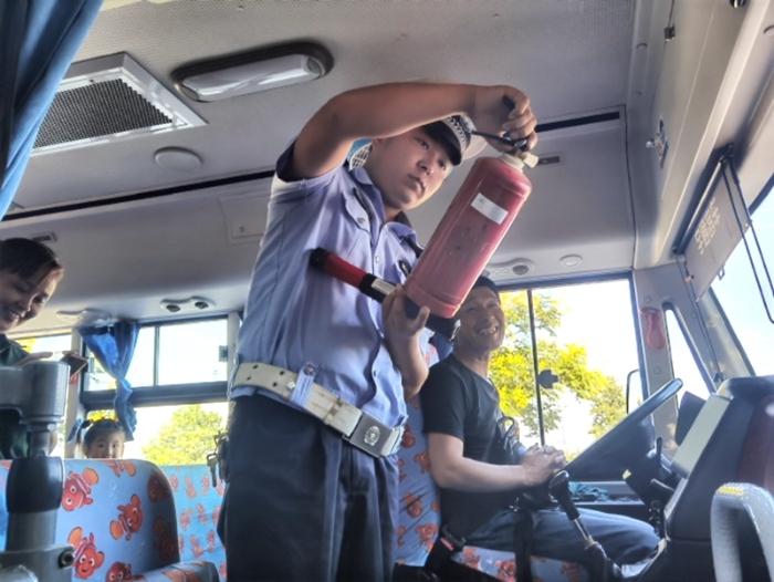 9月4日，华州公安排查清除校车安全隐患，为学生复学乘车提供了安全保障。