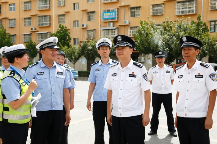 省公安厅交警总队政委刘伟莅临渭南检查指导交通违法行为统一行动(组图)