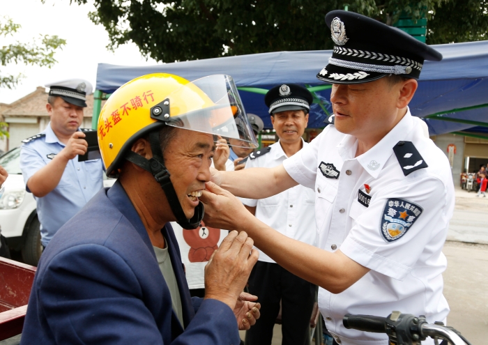 省公安厅交警总队政委刘伟莅临渭南检查指导交通违法行为统一行动(组图)