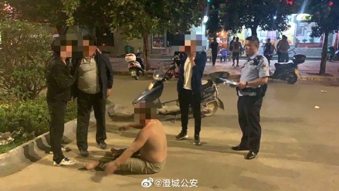 7月6日，澄城公安长宁派出所民警通过联系醉酒男子家属将其接走。