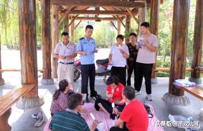 近日，临渭分局三张派出所民警开展防电信诈骗宣传活动。