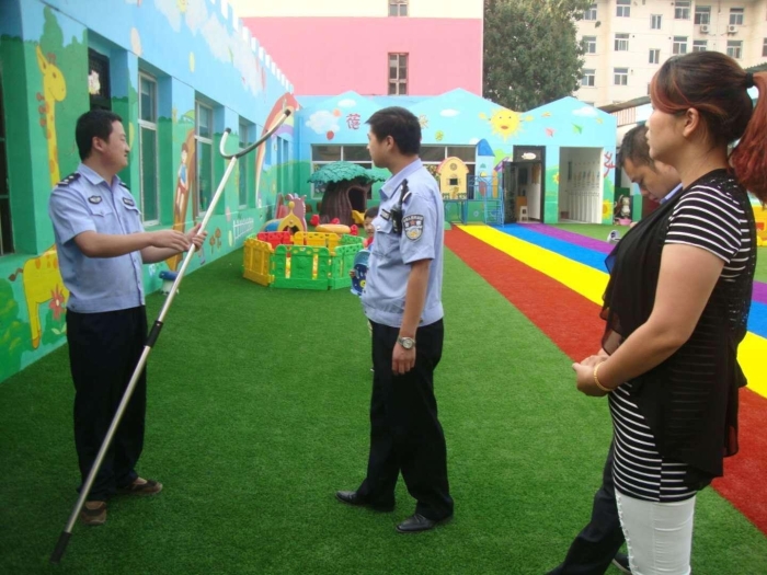 崇业路派出所 开展校园安全检查 打造“平安开学季”