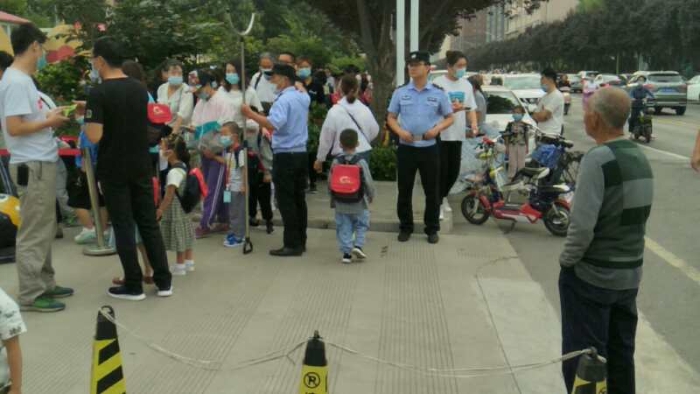 崇业路派出所 开展校园安全检查 打造“平安开学季”