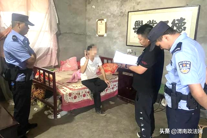 近日，蒲城法院执行干警和法警对郑某名下一辆汽车采取了扣押措施，促使双方当事人达成执行和解。