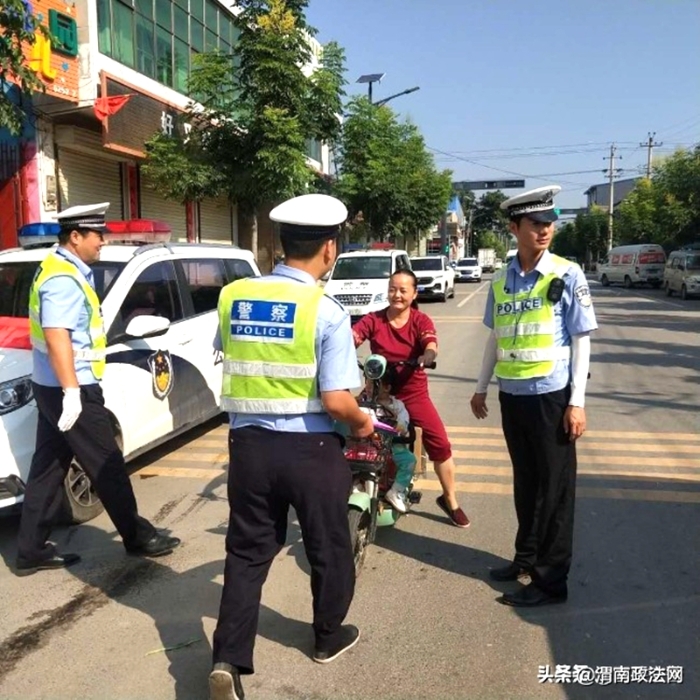 9月10日，富平县公安局交警大队民警依托齐村镇涝池村交通安全劝导站建立宣传阵地，积极开展交通安全宣传劝导活动。