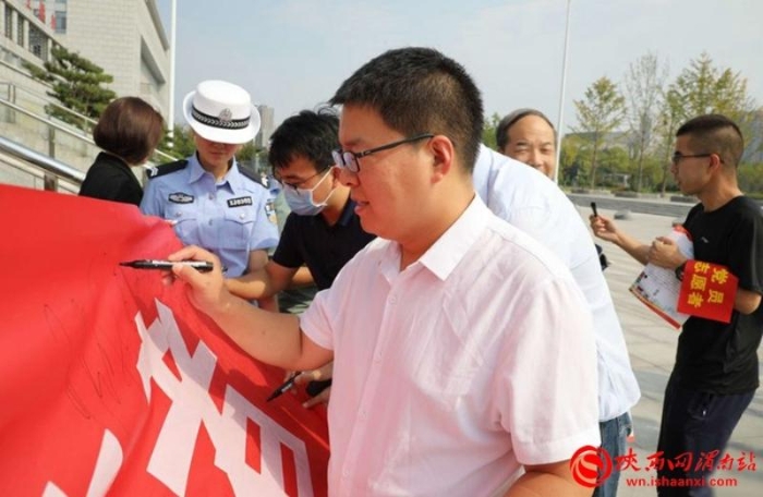 创建全国文明城市 争当文明交通示范者(组图)