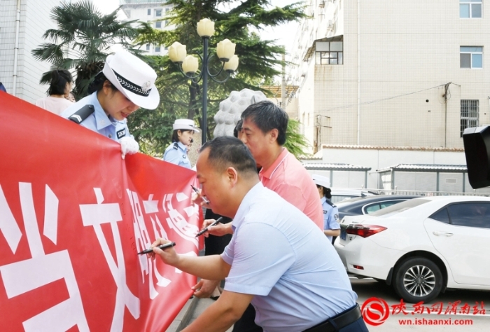 创建全国文明城市 争当文明交通示范者(组图)