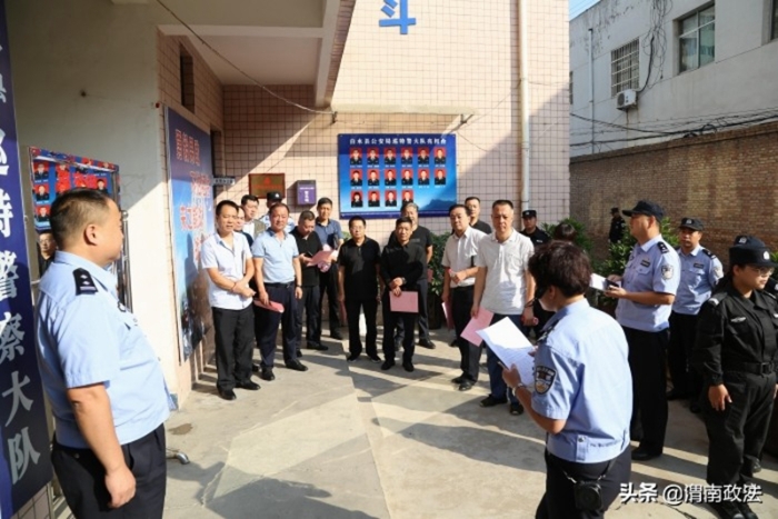 9月11日上午，白水县公安局巡特警大队组织开展“开门评警”活动。