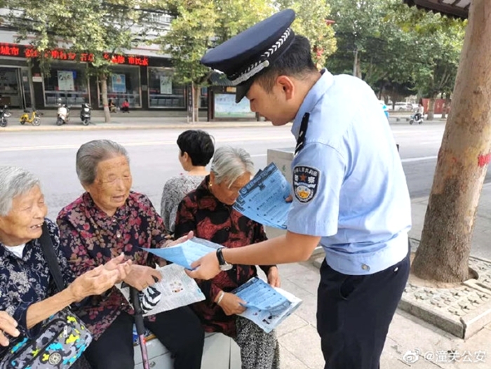 9月14日，潼关公安民警在祥和广场开展防范和打击电信诈骗宣传工作。