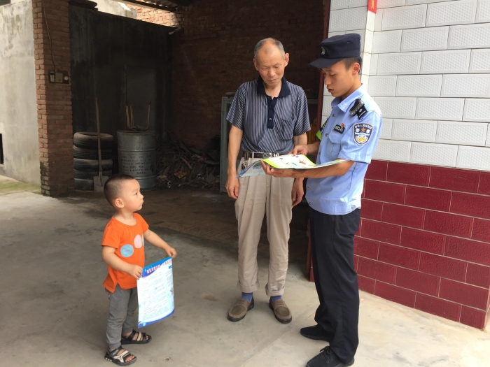 崇业路派出所三项措施开展防范电信诈骗宣传活动