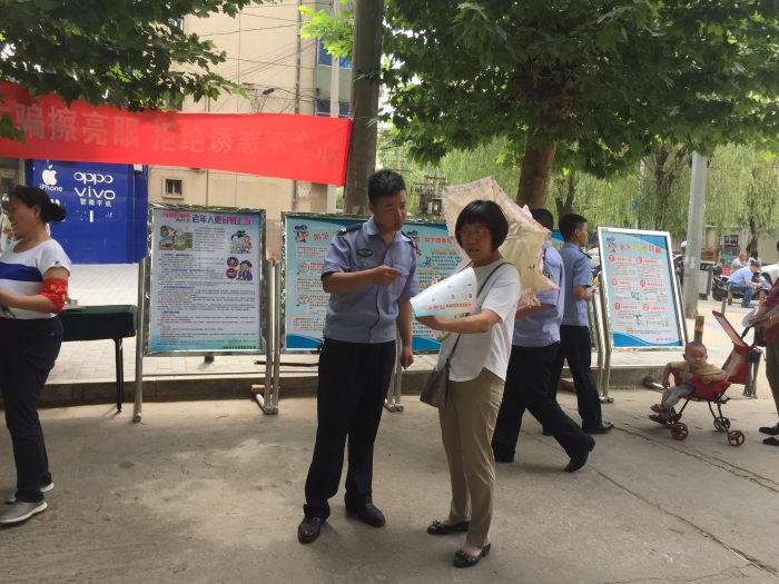 崇业路派出所三项措施开展防范电信诈骗宣传活动