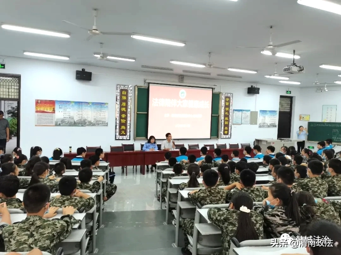 近日，韩城市司法局新城司法所在韩城市新城四中开展“法治宣传进校园”活动。