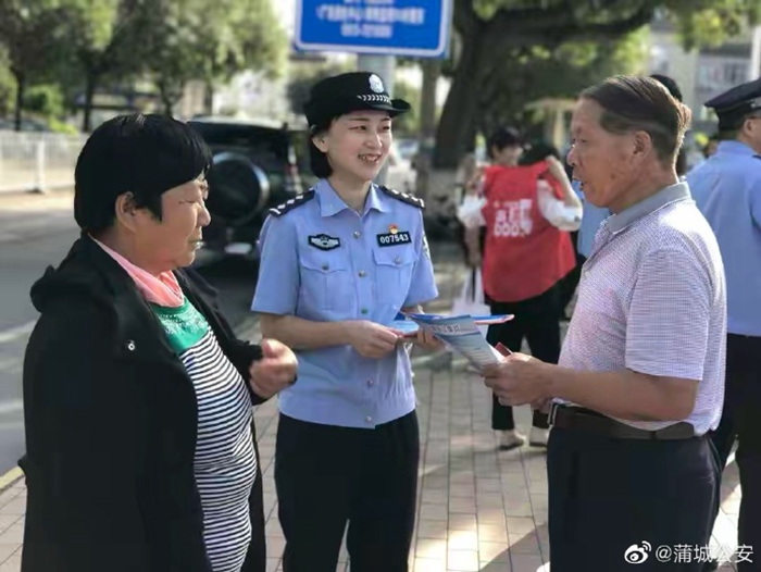 9月17日，蒲城公安全警参与，在县中心广场多种形式集中开展以“网络安全为人民，网络安全靠人民”为主题的网络安全周宣传活动。