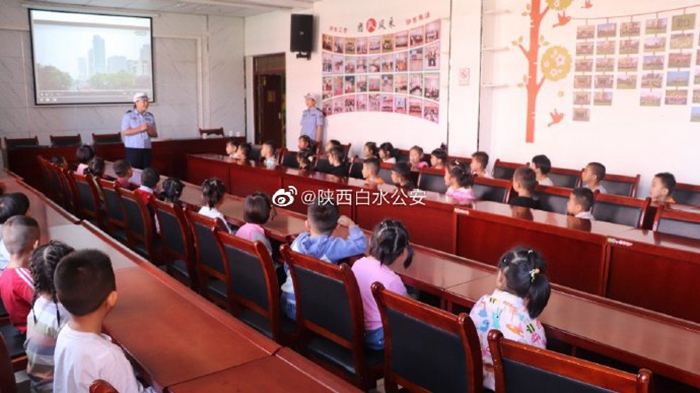 近日，陕西白水公安交通管理大队民警走进彭衙幼儿园，开展了“一盔一带”为主题的交通安全宣传活动。