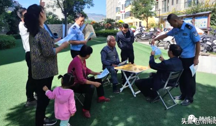 近日，韩城市司法局金城司法所组织普法志愿者大力推动《民法典》进入千家万户。