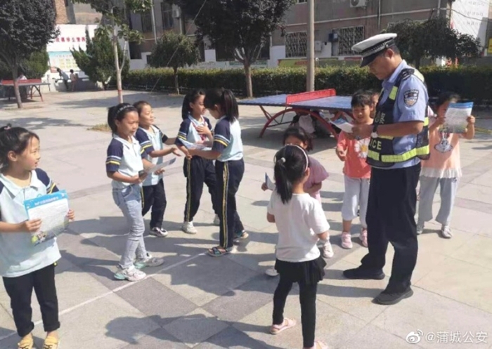 近日，蒲城公安交警大队城区中队民警在北关小学开展了交通安全进校园主题教育宣传活动。