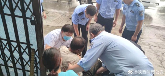 9月20日，货车冲破路边围栏，华阴民警冒雨救援畅通生命通道。