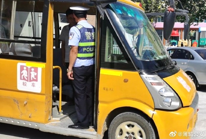 近日，蒲城交警走进幼儿园检查校车安全。