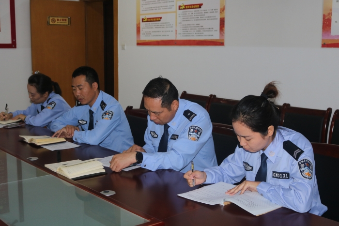 高新交警大队召开“双节”前廉政教育会