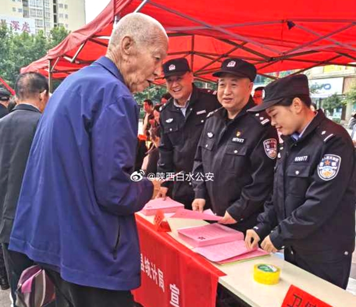 9月23日，白水公安在苹果广场参加白水县第七次全国人口普查宣传月启动仪式。