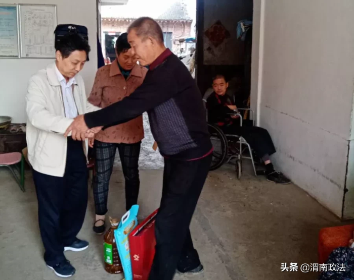 中秋慰问送温暖 扶贫帮困暖民心(图)