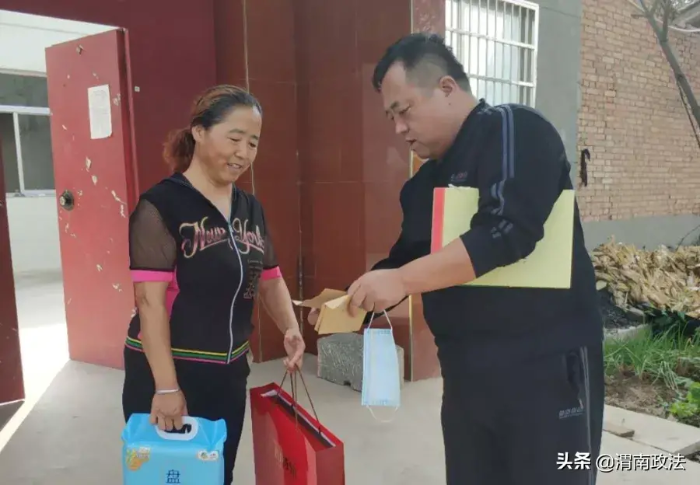 中秋慰问送温暖 扶贫帮困暖民心(图)