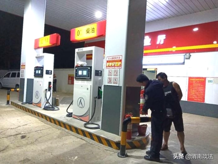 9月24日晚，合阳县公安局百良派出所对辖区加油站、寄递物流等场所开展治安大清查。