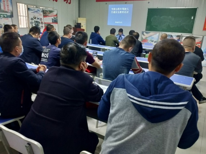 高新交警大队开展节前出租车驾驶人交通安全教育培训