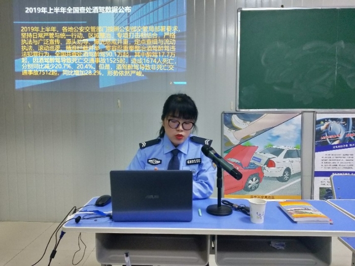 高新交警大队开展节前出租车驾驶人交通安全教育培训