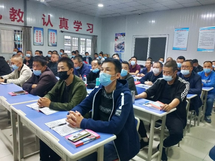 高新交警大队开展节前出租车驾驶人交通安全教育培训