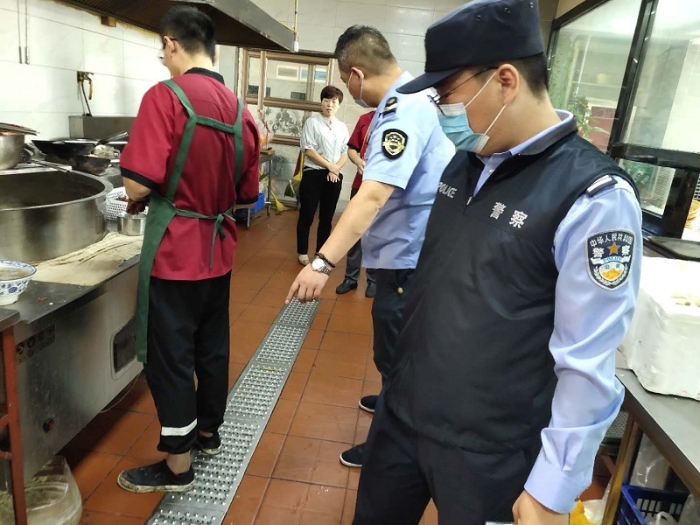 渭南市公安局经开分局治安大队认真开展节前食安联查行动