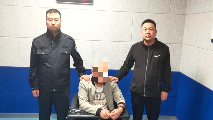 近日，蒲城县公安局重泉路派出所在调查一起寻衅滋事案件中，顺手抓了两名网上逃犯。