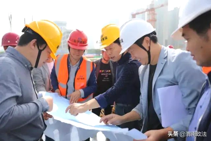 渭南中院院长李永强检查督导新审判法庭建设进展情况。