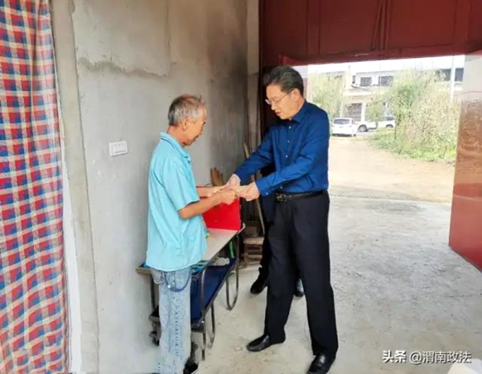渭南市人民检察院党组书记、检察长李逸强开展中秋扶贫送温暖慰问活动。