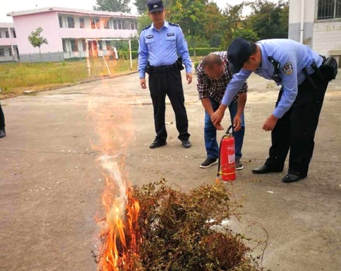 近日，华州公安赤水派出所民警来到辖区幼儿园开展防火安全演练。