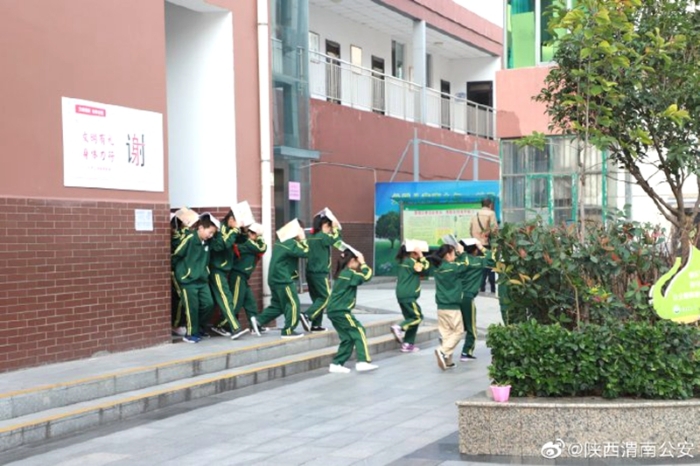 临渭公安东风所联合北塘实验小学组织开展防震安全疏散演练活动。
