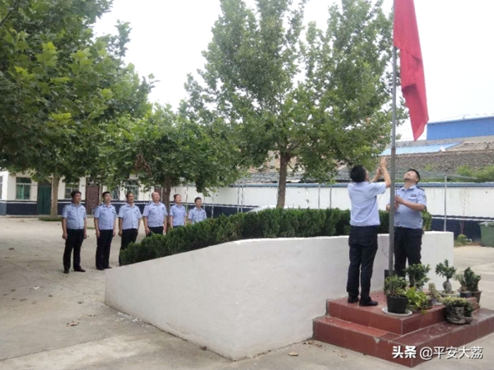 大荔县公安局民警通过挂国旗表达对新中国成立71周年的祝福。