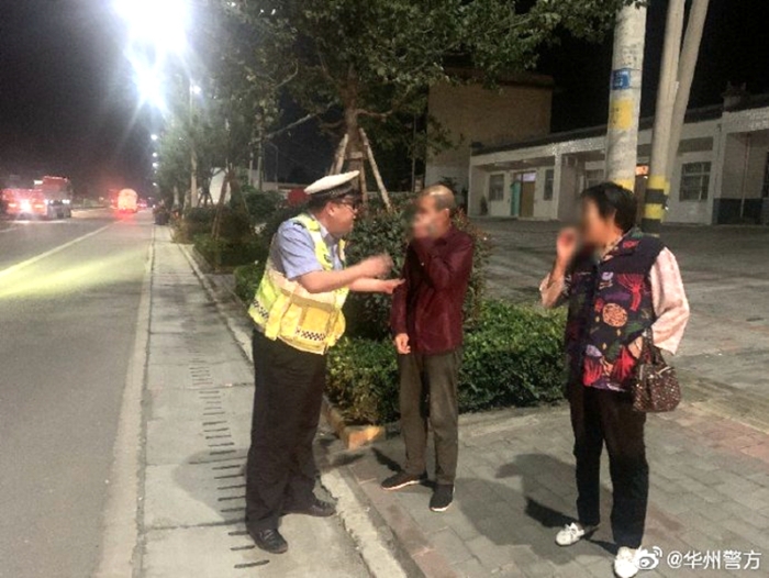 9月27日，华州公安送迷路老人回家。