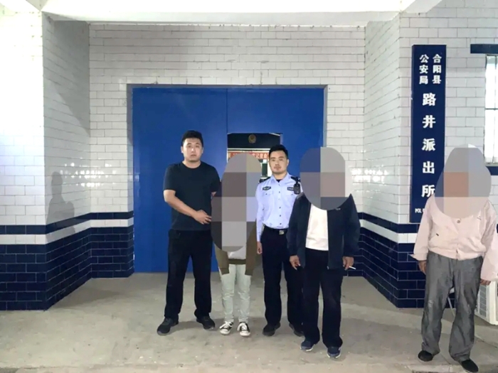 近日，合阳县公安局路井派出所民警及时帮助一名走失小女孩找到家人，受到群众高度赞誉。.webp